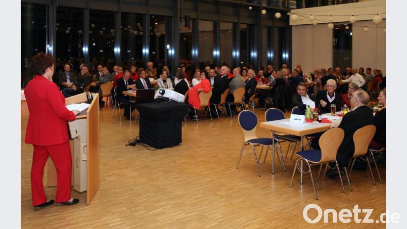 Ehrenabend zum 100-jährigen Bestehen des SPD-Ortsvereins Erbendorf. Am Rednerpult SPD-Ortsvorsitzende Brigitte Scharf Bild: JOCHEN NEUMANN 
ERBENDORF