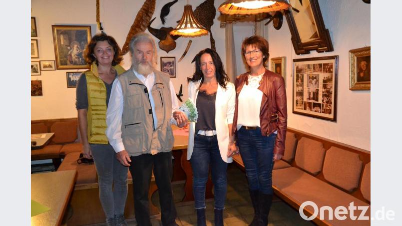 FU-Vorsitzende Christine Kick übergibt mit ihrer Stellvertreterin Elisabeth Schieder (rechts) und Vorstandsmitglied Ulrike Guttenberger (links) in der Kongo-Ecke seines Elternhauses an Pater Ferdinand 500 Euro für die Arbeit im Kongo. Bild: gi