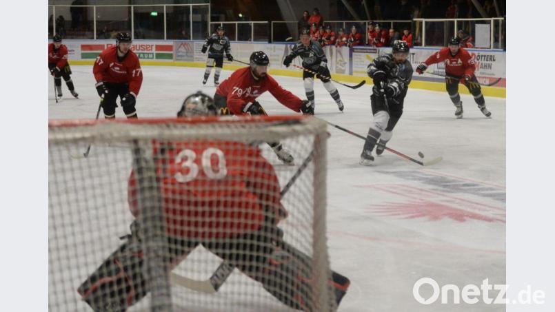 Der ERSC Amberg (rechts beim Schuss Martin Brabec) gewann am Freitagabend das Testspiel gegen den EC Bad Kissingen. Bild: brü
