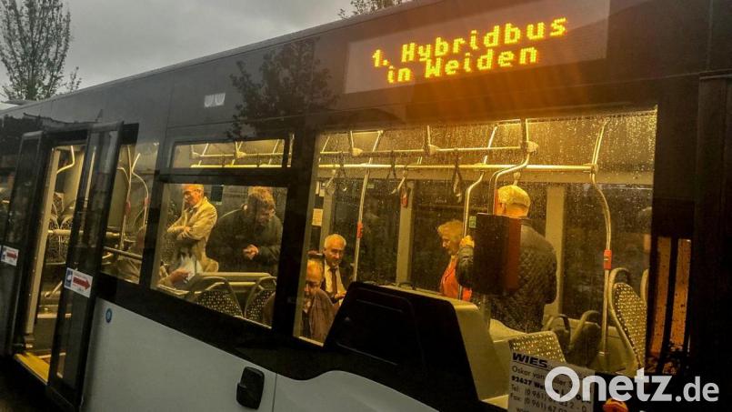 Die Bürgerliste besichtigt den Hybridbus. Bild: exb