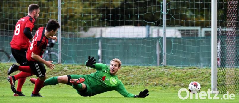 Zweifachtorschütze Ludwig Tannhäuser (Zweiter von links) locht in dieser Szene zum 1:0 für den SC Luhe-Wildenau ein, Kulmains Torwart Andreas Haberkorn hechtet vergeblich; links SC-Spieler Florian Stadler. Bild: Büttner, Gerhard