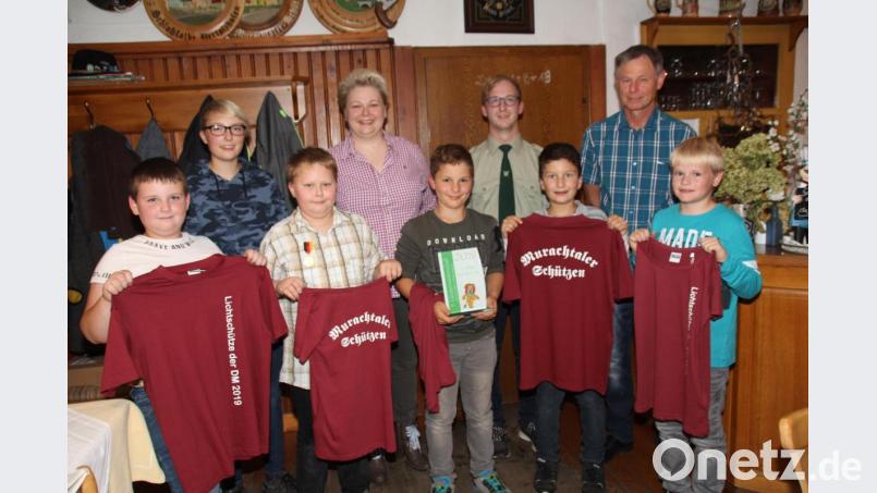 Stolz auf ihre Trophäen sind die jüngsten Schützen (erste Reihe; von links), die mit einem Lichtpunkt gut gezielt haben: Michael Schlagenhaufer, Michael Herrmann, Stefan Kiener, Tobias Dietl und Wolfgang Uschold. Im Hintergrund (von links) Gaujugendsprecherin Miriam Herrmann, Gaujugendleiterin Martina Herrmann, Schützenmeister Johannes Schneeberger und Jugendleiter Alfred Schießlbauer. Bild: frd