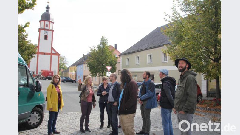 Nach dem Eintreffen in Winklarn hatte die Delegation Gelegenheit, mit Führung durch die beiden Bürgermeisterinnen Sonja Meier und Maria Baumer das frühere Thammer- Anwesen zu besichtigen. Bild: frd