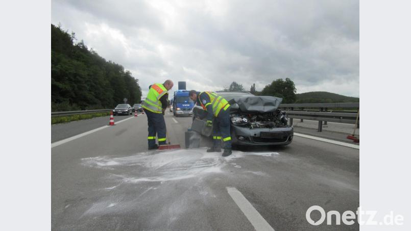 Kräfte des THW Nabburg sicherten die Unfallstelle ab, säuberte die Fahrbahn und halfen bei den Abschlepparbeiten. Bild: exb/Technisches Hilfswerk