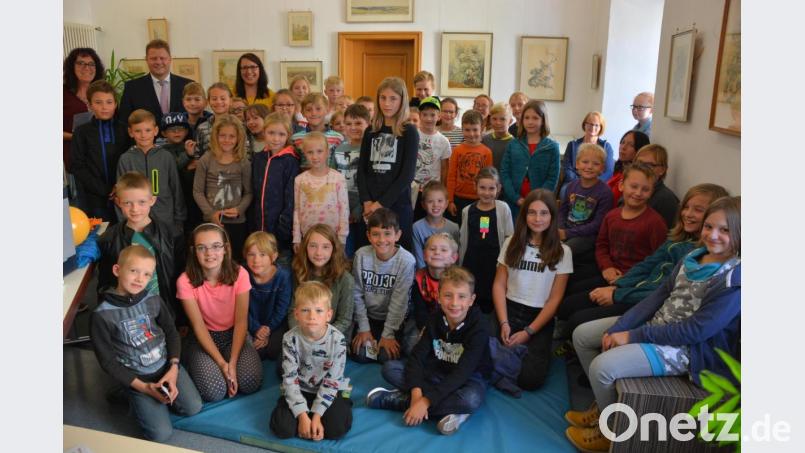 96 Kinder nahmen heuer am Sommerferienleseclub teil und lasen insgesamt 1622 Bücher. Jetzt fand im Historischen Rathaus die Abschlussveranstaltung statt, zu der auch (hinten von links) Büchereileiterin Viola Rieß, Zweiter Bürgermeister Stefan Grillmeier und Projektleiterin Sandra Schug gekommen waren. Das Lesen der Kinder wurde reichlich belohnt. Bild: jr
