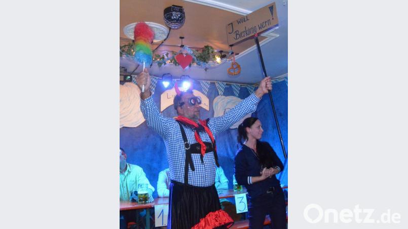 Der Wille ist da. Für Ibu Alacam reicht es aber nur zum Staubwedel und dem Wunsch, Bierkönig zu werden. Am Ende bekommt er den Preis als Publikumsliebling. Bild: Kunz