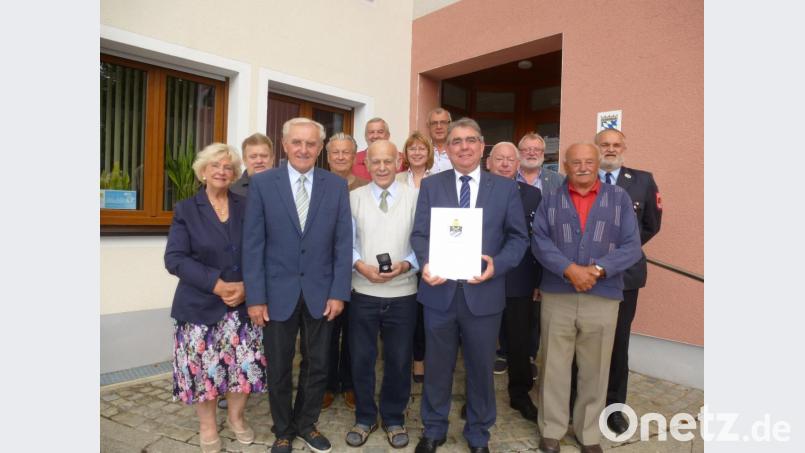 Vor dem Rathaus, für ihn zu einem Stück Heimat geworden, stellt sich der über den Markt hinaus beliebte, rüstige Achtziger Manfred Fritsche (vorne Mitte) mit den Gratulanten zum Erinnerungsfoto. Bild: bk