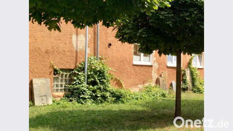 Ein tristes Dasein führen die jahrhundertealten Grabsteine selbst bei strahlendem Sonnenschein. Ihre Heimat ist seit vielen Jahren eine private Hauswand gegenüber der Emmeramskirche. Bild: fjo