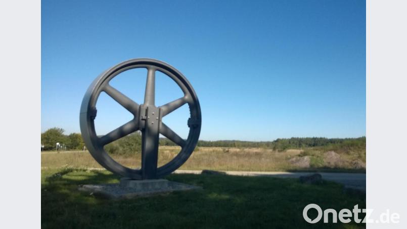 Auf dem Rundweg erinnern Ausstellungsstücke an die Bergbaugeschichte. Bild: exb