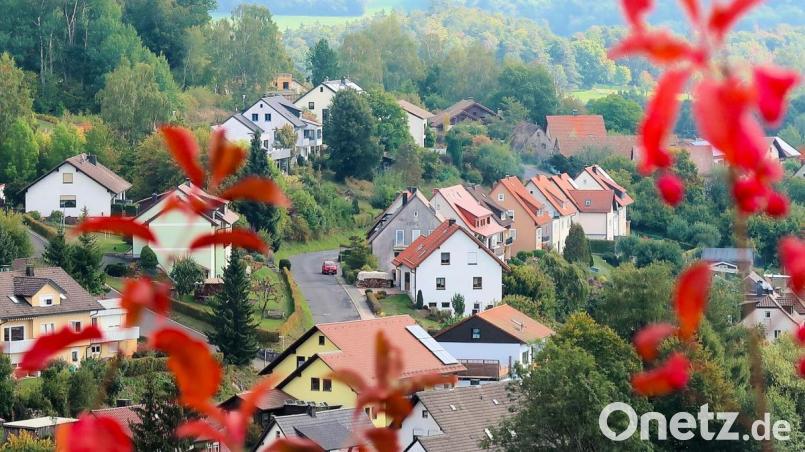 Die Gründungsmitglieder der Siedlervereinigung bauten sich bereits in den 50er Jahren Wohnhäuser im Ortsteil „Siedlung“ an der „Roten Lohe“. In der zweiten Bauphase entstand die &quot;Obere Siedlung“ (Bildmitte), heute besser bekannt als die „Schusterberg-Siedlung“. Bild: bsc