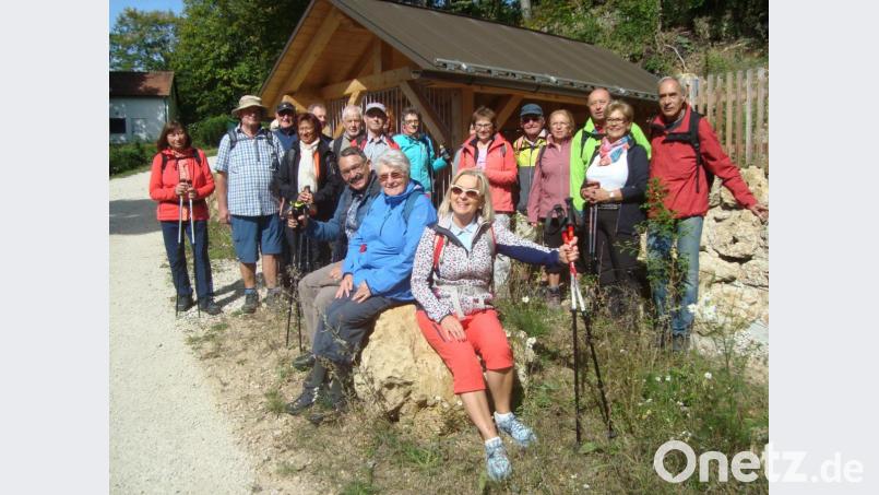 Vor dem Fledermauskeller stellte sich die Wandergruppe des OWV zum Erinnerungsfoto. Vorne in der Mitte: Wanderleiterin Anna Gottschalk. Bild: schß
