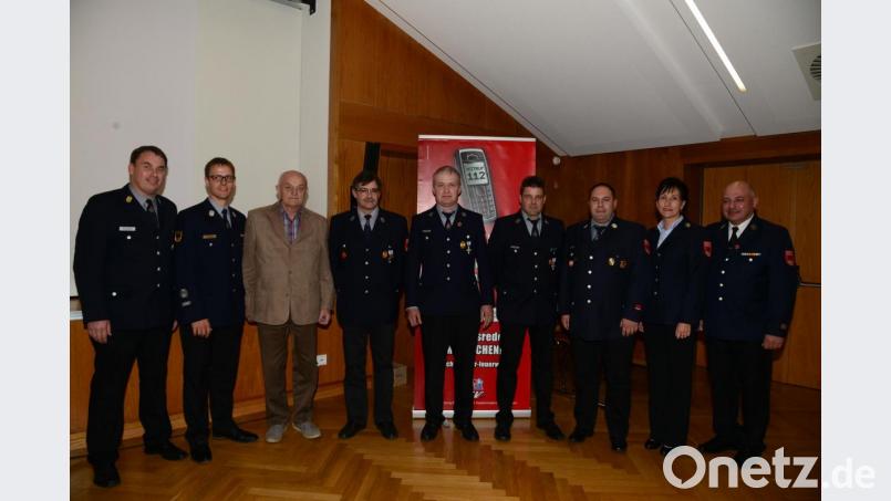 Stellvertretender Kommandant Maximilian Janner, Kommandant Stefan Bäumler (von links), Vorsitzender Markus Werner und Bürgermeisterin Tanja Schiffmann (von rechts) rahmen die geehrten Mitglieder Alfred Bodenmeier, Erhard Pschierer, Reinhard Zacharias, Markus Kummer und Tobias Bergler, ein. Bild: bey