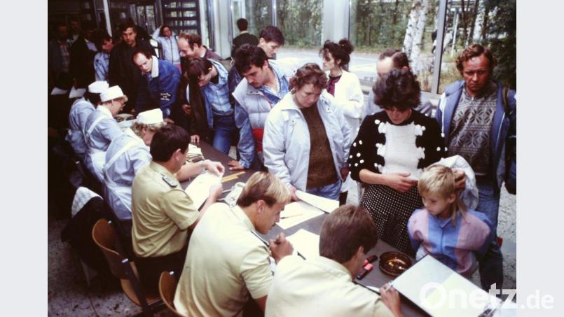 Noch einmal Schlange stehen hieß es, bis die Aufnahme-Formalitäten erledigt waren. BGS und Rotes Kreuz arbeiteten Hand in Hand. Bild: Gerhard Götz