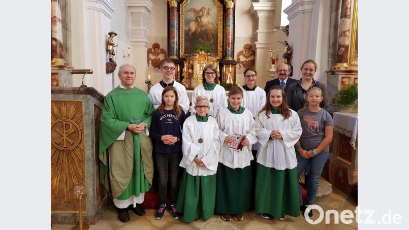 Elias Picka (mit Büchlein) wird beim Gottesdienst mit Pfarrer Josef Most in die Schar der Ministranten der Expositur Etzgersrieth aufgenommen. Bild: gi