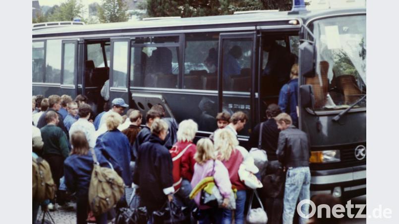 Mit Bussen wurden die Menschen in die BGS-Unterkunft auf den Weinberg gebracht. Bild: Gerhard Götz
