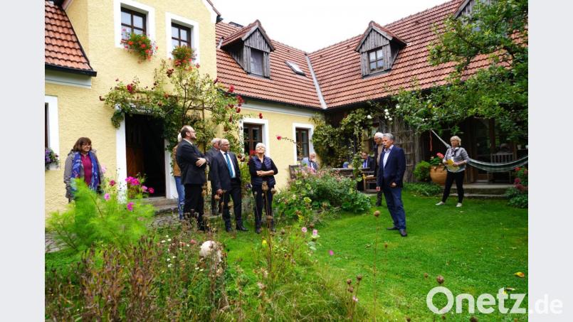 Dorfsprecher (Zweiter von rechts) spricht im Hof des Anwesens von Marianne und Hans Pausch. Bild: fvo