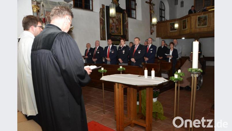 In der Altenstädter Simultankirche feiern BRK-Bereitschaften aus Vohenstrauß und Weiden einen ökumenischen Gedenkgottesdienst mit dem evangelischen Stadtpfarrer Dieter Schinke und Kaplan Alexander Ertl (vorne, von rechts). Bild: dob
