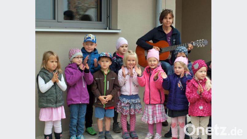 Von Erzieherin Inge Rogenhofer auf der Gitarre begleitet, sangen die Kinder: „Wir sind die Kleinen in den Gemeinden. Ohne uns geht gar nichts.“ Bild: sön