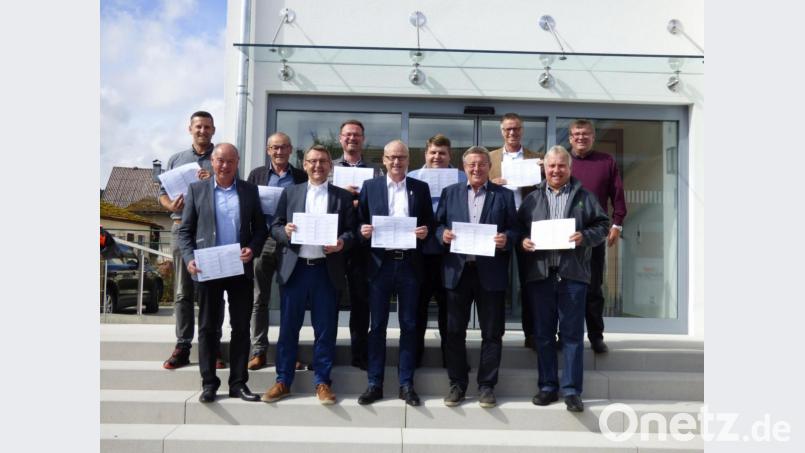 Zum Bild: Die Bürgermeister Roman Berr, Roland Strehl, Erwin Geitner, Josef Gilch, Florian Junkes, KPV-Vorsitzender Bernhard Lindner, Dieter Dehling, Hans Koch, Hermann Falk, Markus Dollacker und Peter Braun (von links) werben für die Unterzeichnung der Petition „Stoppt das Krankenhaussterben im ländlichen Raum“. Bild: ibj