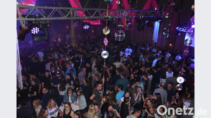 Im großen Saal der Stadthalle gibt es kaum einen freien Platz - dichtgedrängt stehen die Gäste zusammen. Bild: fla
