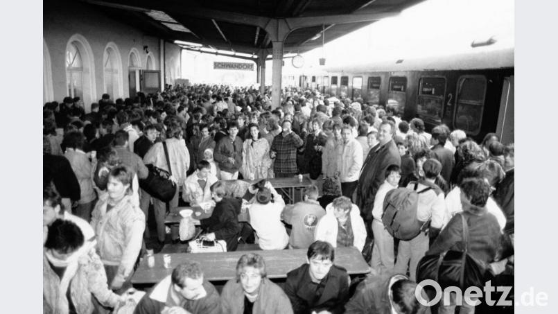 Die Helfer hatten auf dem Bahnhof eine erste Verpflegungsstation aufgebaut. Bild: Gerhard Götz