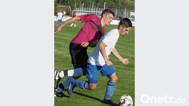Tobias Siegert (links, Szene aus der letzten Heimpartie gegen Münchberg) erzielte am Samstag beim 1:1 in Oberkotzau den Ausgleich für den FC Tirschenreuth. Bild: Gebert