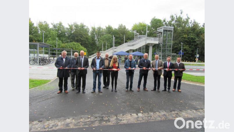 Mit dem Durchschneiden des Absperrbandes gaben die Verantwortlichen und Ehrengäste der Nutzung der neuen, barrierefreien Park&amp;Ride Anlage am Bahnhaltepunkt Reuth grünes Licht. Von links: Ing. Josef Wolf, Gemeinderat Bernhard Adam, Walter Reichenberger (Bahn), Daniel Utz (Firma Braun), Gemeinderat Josef Zölch, Larissa Wegmann (Regierung Oberpalz), zweiter Bürgermeister Johann Neugirg, Bürgermeister Werner Prucker, stellvertretender Landrat Roland Grillmeier und Steinwald-Allianz-Vorsitzender Hans Donko. Bild: ang