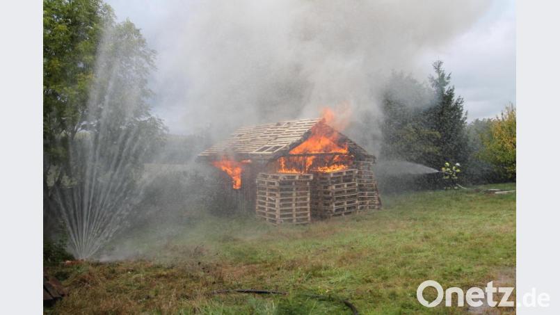 Die Hütte brennt. Der Brandherd ist aber schnell im Griff. Bild: pi