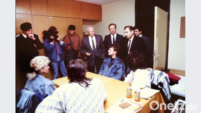 Bundestagsabgeordneter Dionys Jobst, Landrat Hans Schuierer und Oberbürgermeister Hans Kraus (stehend, von rechts) Im Gespräch mit den Flüchtlingen in der BGS-Unterkunft. Links BGS-Kommandeut Helmut Piper. Bild: Gerhard Götz