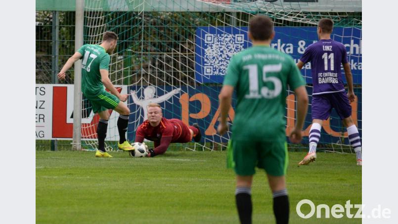 Daniel Gömmel (links) scheiterte in dieser Situation noch am Bamberger Torhüter Fabian Dellermann. Wenig später war der Ammerthaler dann erfolgreicher und erzielte den Führungstreffer. Bild: brü