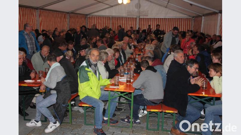 Sehr gut gefüllt war das Festzelt beim Oktoberfest des Förderveerins Fischhofpark. Bild: kro