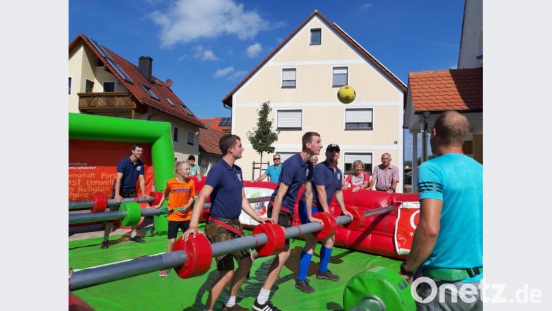 Beim Sommerfest in Hiltersdorf, das um sechs Wochen nach hinten verschoben werden musste, gab es unter anderem einen Menschen-Kicker. Bild: exb
