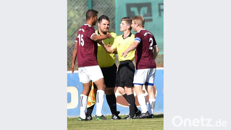 In der 13. Minute beschwerten sich Michael Wells (links) und Sebastian Gmeiner vergeblich, dass ein Treffer von Wells wegen angeblichen Abseits nicht anerkannt wurde. Am Ende jubelte Schirmitz dennoch über einen 1:0-Sieg gegen die SpVgg SV Weiden II. Bild: A. Schwarzmeier