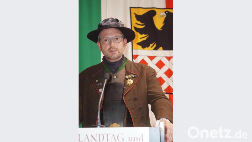 Bundesvüarstäiha Volker Jobst begrüßte die Gäste des Egerlandtags und des Bundestreffens der Egerland-Jugend. Bild: fppp