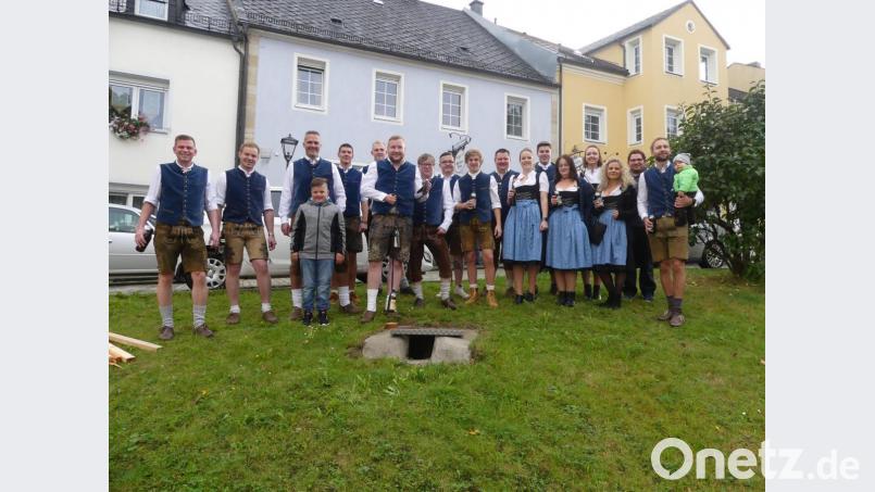 Frohgelaunt stoßen die "Moila" und "Boum" des Kirwa-Verein auf die Auferstehung der Kirchweih an. Bild: rn