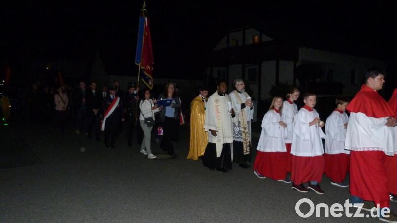 Die Gläubigen ziehen mit einer Lichterprozession nach St. Moritz. Bild: hok
