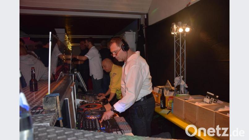 DJ Jacky (gelbes Sweatshirt) und DJ Christian (vorne) haben ihr Equipment im Lokal aufgebaut und ihre stattlichen Plattensammlungen dabei. Bild: fla