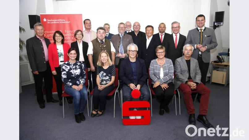 Die Sparkassenstiftung schüttete 17 700 Euro aus. Das Bild zeigt die Vertreter der Preisträger zusammen mit den Mitgliedern der Jury und des Stiftungsbeirats. Bild: Hirsch