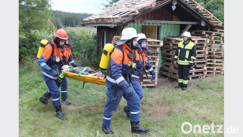 Die Floßer Nachwuchskräfte bringen die verletzte Person in Sicherheit. Bild: pi