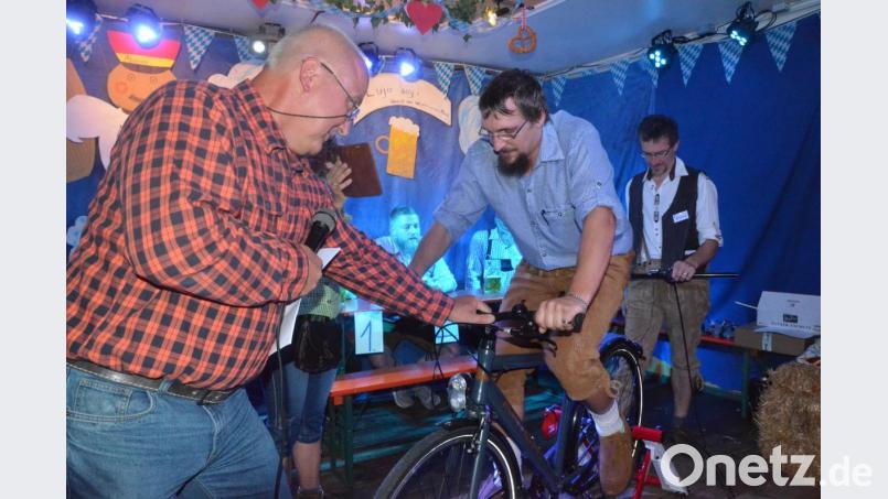 Der spätere &quot;Bierkönig&quot; Christopher Planek beim Speed-Radeln. Bild: Kunz