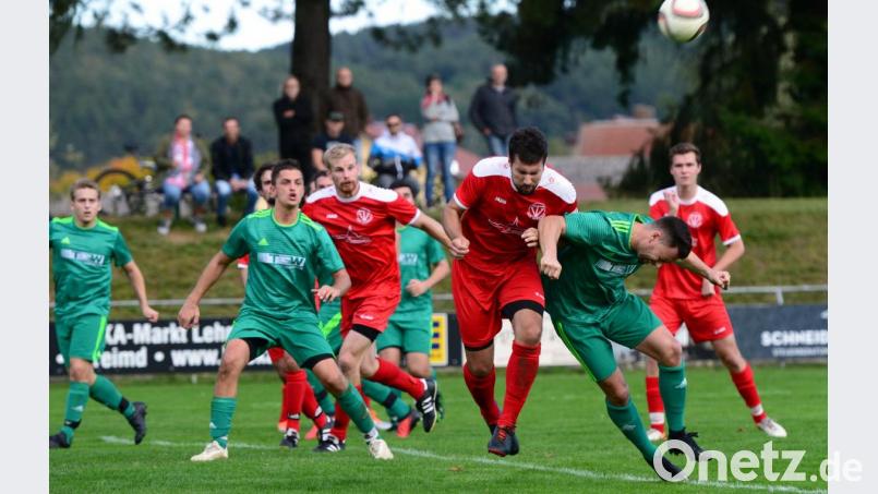 Kein Durchkommen für die Offensive des FC OVI-Teunz (grüne Trikots): Die Nabburger Defensive um Kapitän Patrick Greindl (Dritter von rechts) und Daniel Kißwetter (Fünfter von rechts) räumten alles ab. Bild: ham