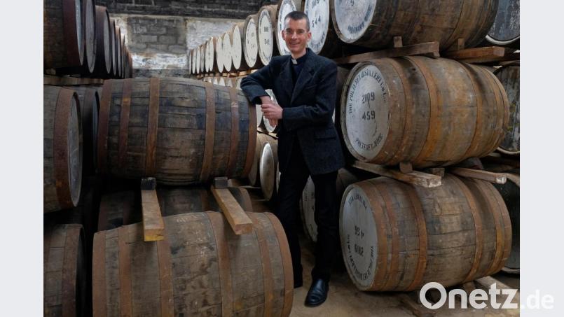 Pfarrer Dr. Dr. Wolfgang F. Rothe kennt sich als Geistlicher auch mit geistigen Getränken aus. Bild: Bernhard C. Unterbiberg