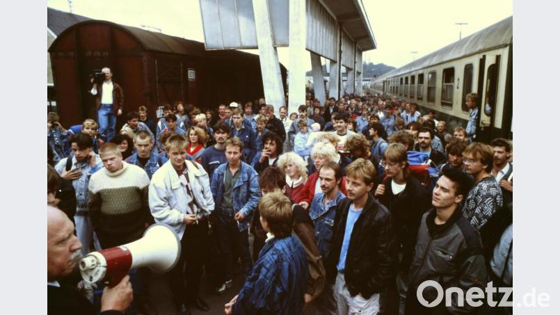 1. Oktober 1989, kurz nach 14 Uhr: Oberbürgermeister Hans Kraus (links mit Megaphon) begrüßt die Flüchtlinge aus der Prager Botschaft am Schwandorfer Bahnhof: &quot;Wir freuen uns, dass Sie alle bei uns sind.&quot; Bild: Gerhard Götz