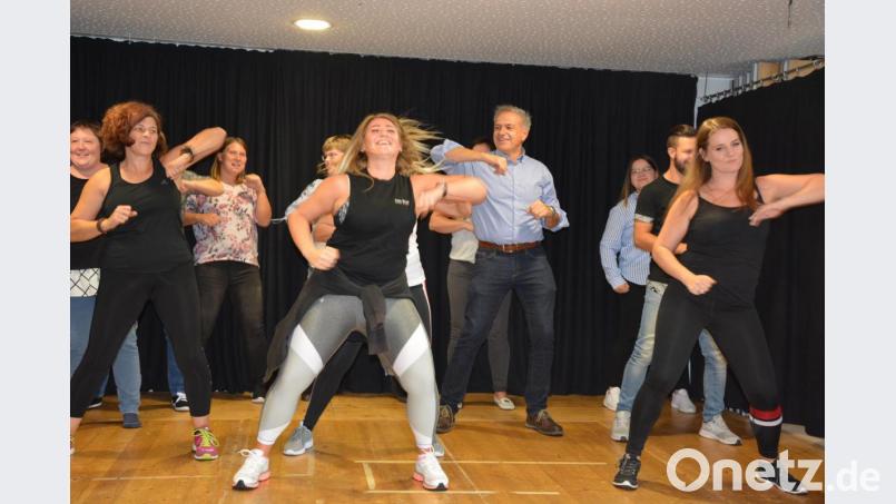 Arg ins Schwitzen kam Lebenshilfe-Vorsitzender Roland Grillmeier beim gemeinsamen Tanz mit der hauseigenen Tanzgruppe beim Herbstfest der Lebenshilfe. Bild: jr