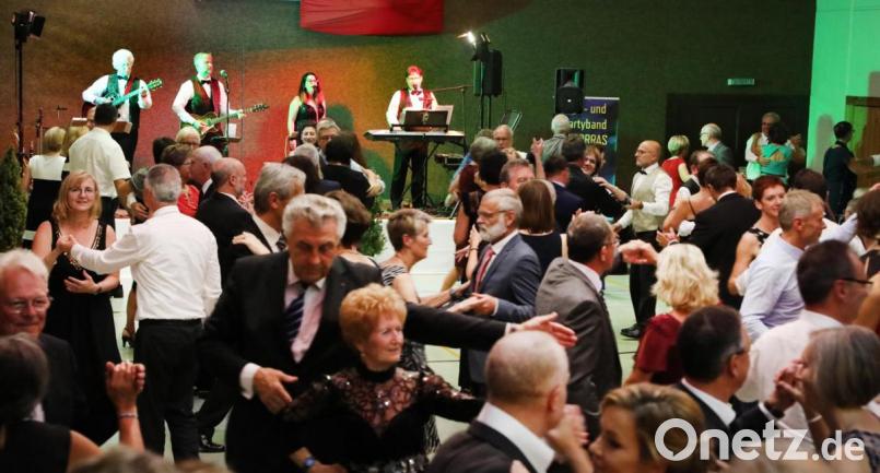 Die Tanzfläche in der TSV-Halle war stets gut gefüllt. Bild: Gerhard Götz