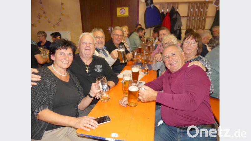 Auch Delegationen von Gesellschaft "Frohsinn" und Liedertafel gönnen sich Kirchweihfreuden. Bild: rn