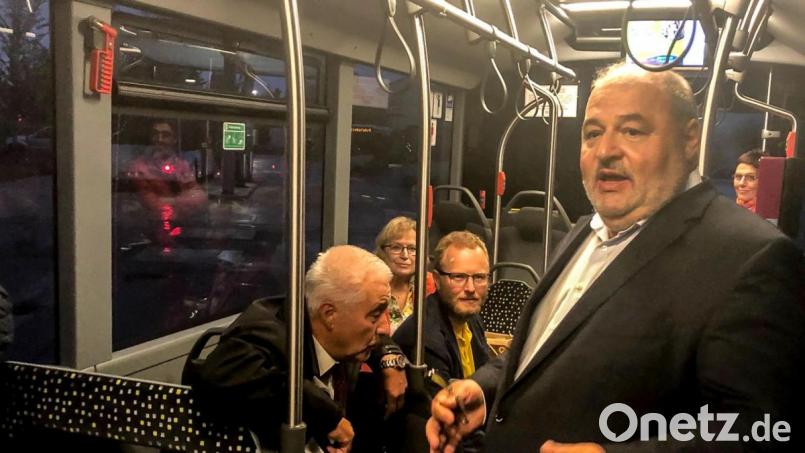 Wolfgang Wies (stehend) rechnet durch den geforderten Umstieg auf Elektro- bzw. Wasserstoffbusse mit Mehrkosten für die Stadt, machte er beim Besuch der Bürgerliste klar. Bild: exb