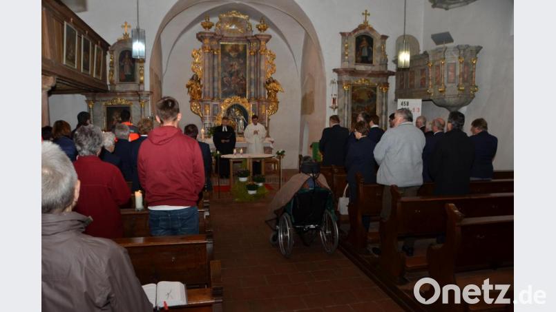 In der Altenstädter Simultankirche feiern die BRK-Kräfte einen ökumenischen Gedenkgottesdienst mit dem evangelischen Stadtpfarrer Dieter Schinke (links) und Kaplan Alexander Ertl (rechts). Bild: dob