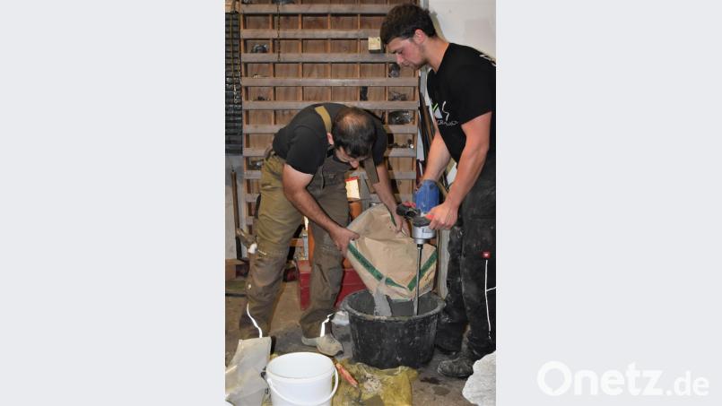 Männer haben Beton gemischt. Bild: rgr