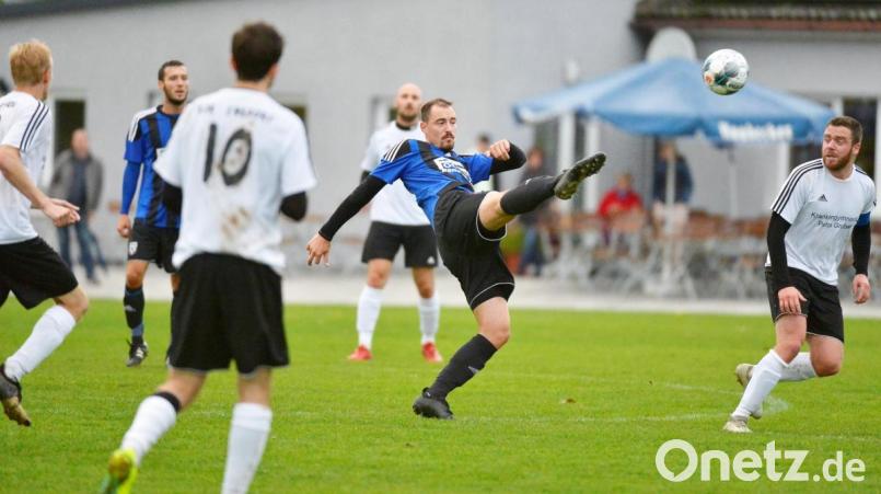 Der KastlerHendrik Blomeier (Mitte) spielt den Ball vor dem Ensdorfer Innenverteidiger Bastian Windisch (rechts). Bild: Hubert Ziegler